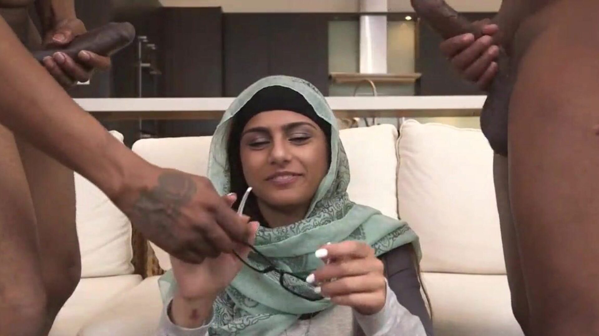 mia khalifa - isot tissit arabi pornotähti huijaa bf: tä kahdella mustalla nastalla