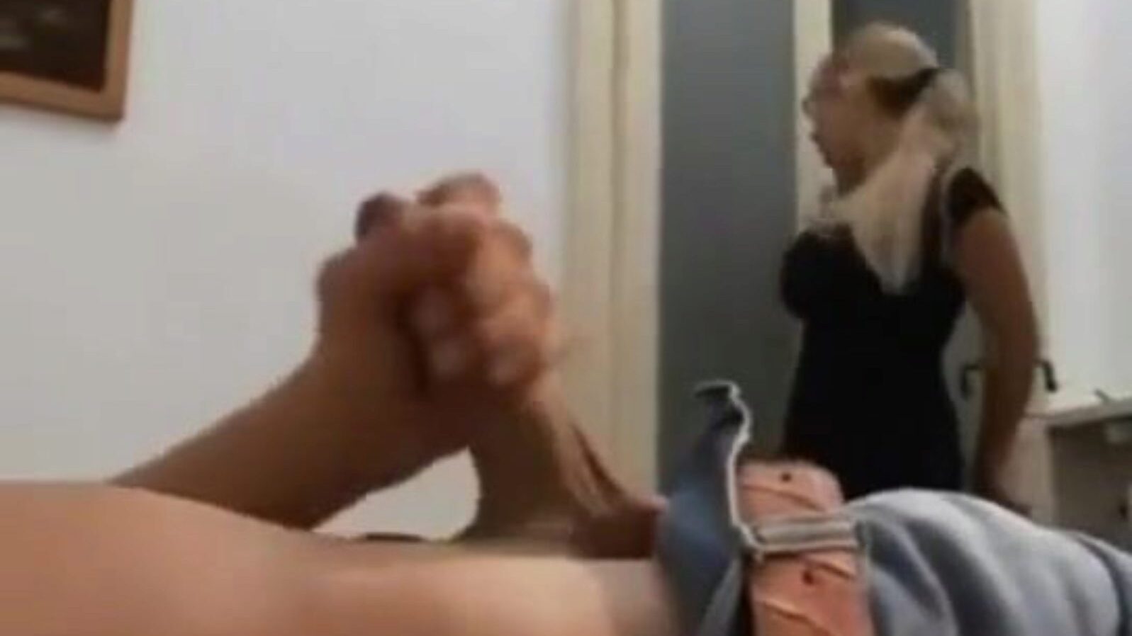 mama przyłapała pasierba na masturbacji i uderzyła go xvideoscom